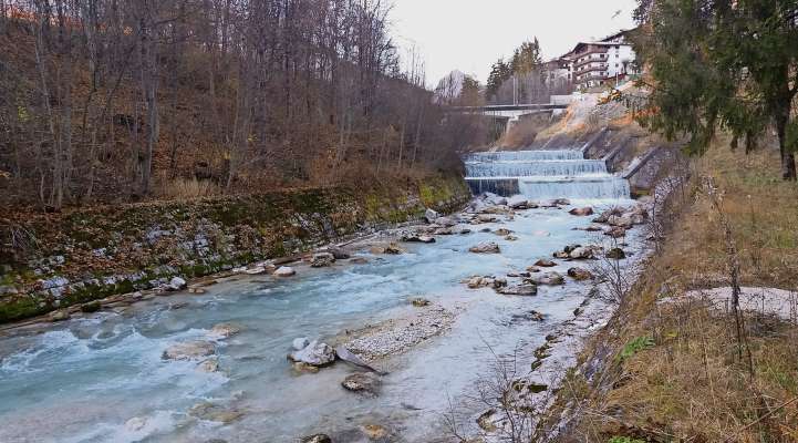 Agnó che ra Boite pasa fora par el cuore del paes, intrà Sopiazes e Revisc, 'l é biśoin de bete man, par ese dute pi segure. El comun el domanda de ruà pi in su del Morin Maderla.
