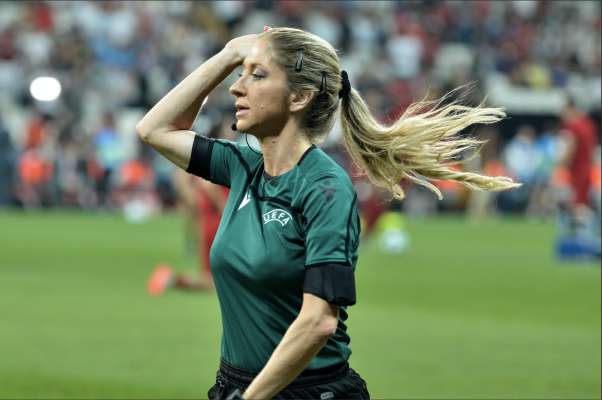 L'arbitradëura Stephanie Frappart n ucajion dla Supercopa Europeica dl 2019.
