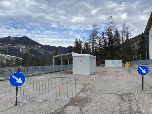 La "staziun Covid" é gnüda metüda sö tla plaza da parché sot la scora elementara, a San Linert. 
