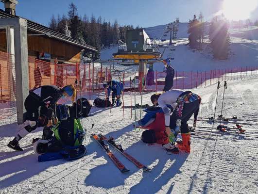 Atletes de i sci club su 'l inpianto e ra pista del Col Gallina, in Fouzargo, i prime a daerśe in Anpezo.
