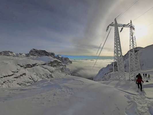 I fire che rua da Tobach ves Auronzo, da menà corente par duto el Cadore, fin in Anpezo. Dapò de ra gneera ‘l é stà da i comedà, con un laorato greo.
