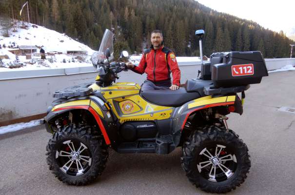 L capostazion del Socors Auta Fascia Stefano Coter con l quad che à permetù de ruèr sobito sul post de l’azident.
