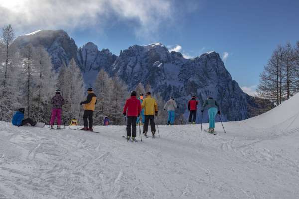 La sozietèdes di impianc portamont laora per endrezèr n sistem de limitazion di schiadores sui portoes.
