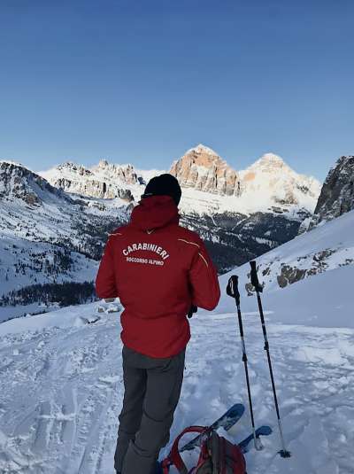 I carabiniere del socorso in croda de ra conpagnia de Anpezo in Mondeval, alolo de sora de forzela Jou, su chel de San Vido de Cadore. L é un de i luoghe agnó che moe pi parsones, co ra ciaspes e ra peles. Domegna i ea de nonanta.
