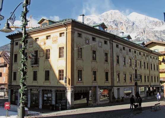 El Comun Vecio in Anpezo, agnó che 'l é i ufizie de ra Fondazion Dolomites Unesco.
