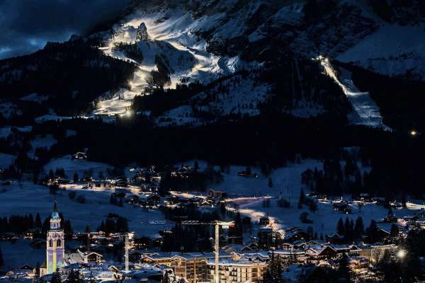 I à inpizà ra lumes in Tofana e Druscié, su ra pistes de i Mondiai, un mes ignante de i fei, ma 'l é 'na onbria: chi dis no podarà ese ra śente, a vardà ra gares.
