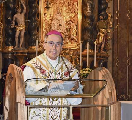 Monsignor Renato Marangoni vescovo de ra diozesi de Belun – Feltre. Sora de el 'l é ra Madona de ra Difesa.
