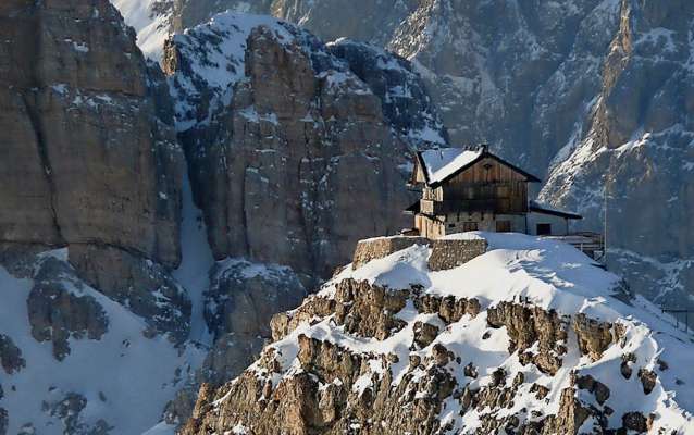 El rifujo su ra zima del Noolou: ra sezion de Anpezo del Club alpin talian r'é parona e r'é drio a śì a vede de calchedun che el tole su, par i anes che vien.
