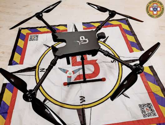 El drone UpCaeli che el Cnsas el podarà dorà par lourà su i fire de ra teleferiches, da i vede meo, de di e di note, e oujorà pi segure.
