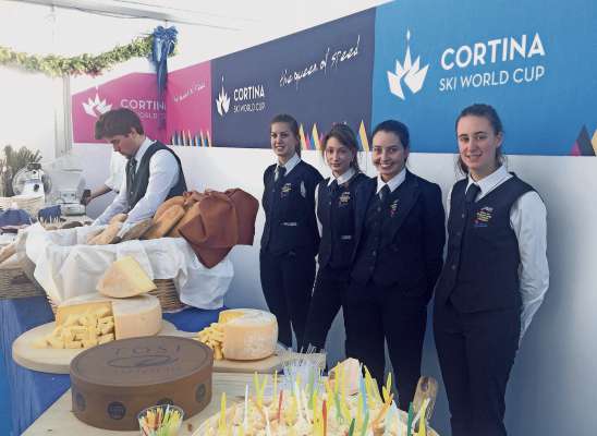 Studentes de ra scora par el turismo de Anpezo, i anes pasade, a lourà par ra Copa del mondo de schie. Sta ota 'l é i Mondiai.
