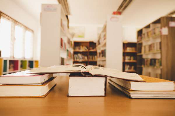 media/k2/galleries/14648/thumbs/education-learning-concept-with-opening-book-textbook-old-library.jpg