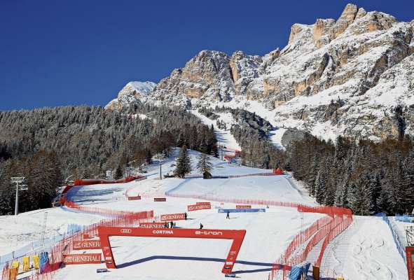 Ra Pales de Rumerlo, sote ra Tofana, agnó che rua deboto duta ra pistes de i Mondiai: ra Olympia par ra gares de ra femenes; ra Vertigine par i ome; ra Labirinti. Su ra Druscié A i fajarà i doi slalom. Sarà ben poca parsones che podarà śì a res vede: tropes demanco de cheres 120mile che se pensaa dinprin.
