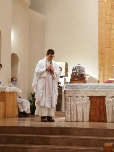 Don Andrea Malfatti con la reliquia de Sèn Giosef Freinademetz.
