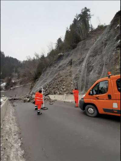 Lëures per mëter n segureza la streda sun stradon de Gherdëina de viers de Tluses.
