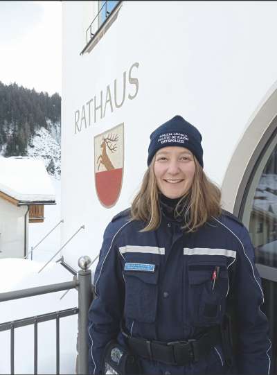 Carmen Mussner ie la polizaia de Chemun nueva a Santa Cristina.
