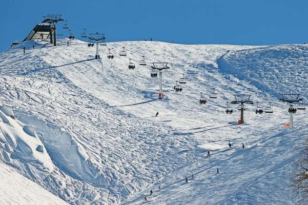 Ra pistes su ra monte de Faloria 's é petades, i inpiante i é pronte: canche el governo talian disc de scì, in Anpezo se pó moe a se montà coi schie.
