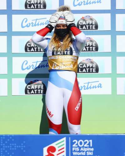 media/k2/galleries/14832/thumbs/corinnesuter_official_-_CLO8hxjHgu7.jpg