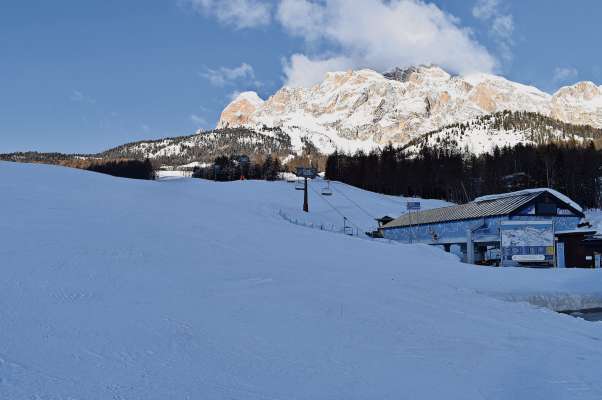 Lumes in Tofana, su i Mondiai in Anpezo. Onbries a Socrepes, su i inpiante e ra pistes che no podarà daerśe, par sto an.
