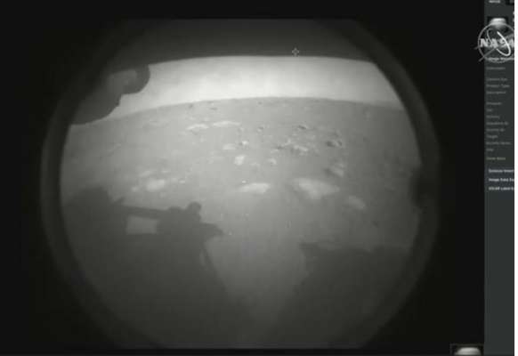 La prima fotografia, a blanch y fosch, fata dal rover "Perserverance" sun Mars (foto: Nasa/Jpl-Caltech/Epa).
