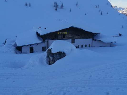 L Hotel Enrosadira come che l varda fora ades. 
