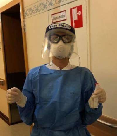 Romina fej le practicum te n ospedal da Spittal, tl'Austria. Sambëgn mëssera se vistí sö dötes les proteziuns por se sconé dal virus. 

