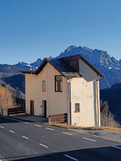 El Comun a dé su l'enciaria per valuté el valour de la »cesa del fotografo«. L obietif l é chël de fè fora cuartier per i dipendenc de Vila S.Ijep che ven da foravia.
