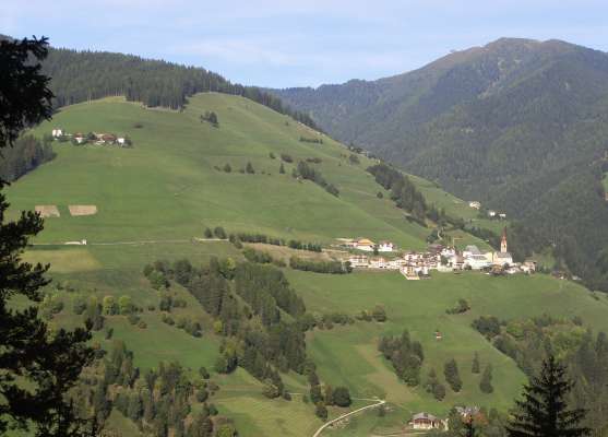 Les leges urbanistiches regolëia le svilup di zëntri (söl retrat La Pli de Mareo) y ince dla contrada.
