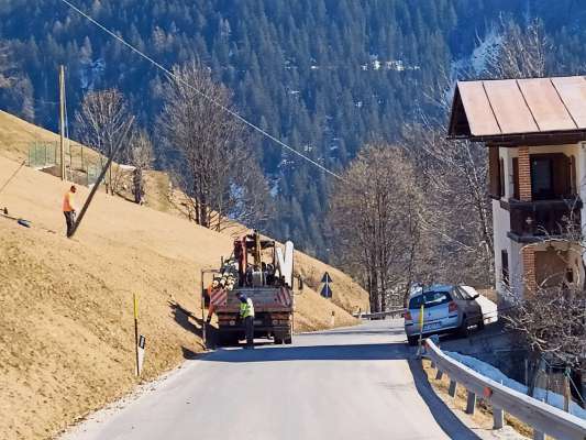 Davò doi meisc de segnalazion i tecnizi de la Telecom i é ruei a Salejei de Sot per comedé el pèl de la lum e i fis che i eva a pingolon soura la strada.
