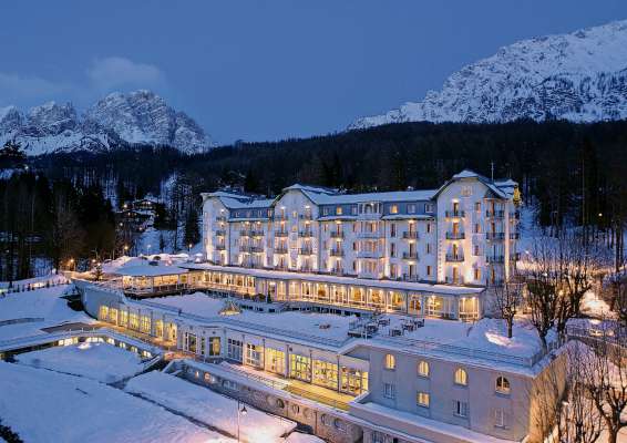 Da 120 ane 'l hotel Cristallo 'l é una śoia del turismo in Anpezo. L istade che vien se podarà vede anche i laore fate da femenes artejanes.
