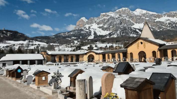 El porteà de Anpezo i ' à fato su del 1834 e 'pò slargà del 1929 edel 1971; ignante 'l ea intor ra jeja de San Iaco, sul sagrà. Ades 'l é biśoin de outre laore.
