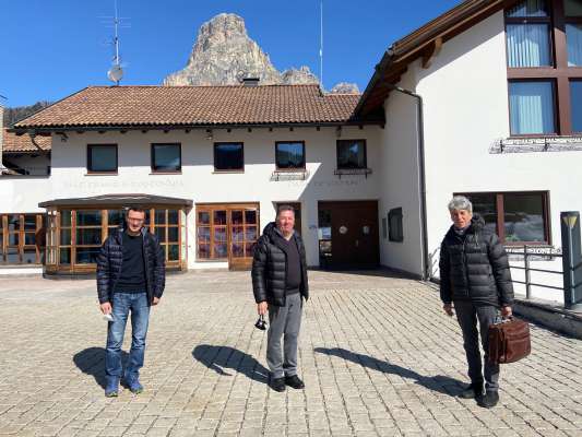 L'ombolt da Corvara Robert Rottonara (t'amez) cun i dui architëc che á realisé le proiet dla sënta nöia dles uniuns: Albert Colz (a man dërta) y so möt Armin Colz (a man ciampa). 
