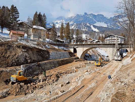 El gran cantier inze 'l ghebo de ra Boite, da sbasà el ru, da fei su mure da ra bandes, da parecià un'arcia sote el ponte Corona, a moe da ra Polveriera fin in Sopiazes.
