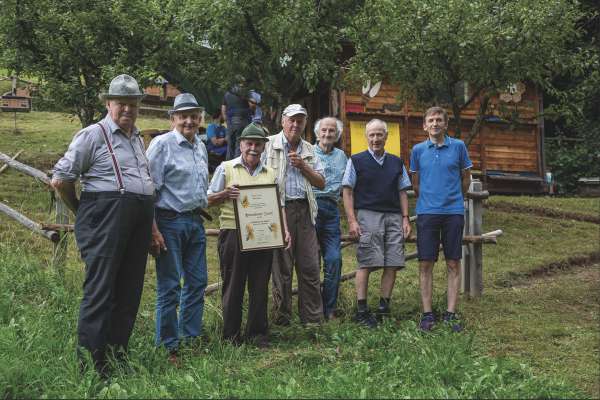 Tl 2019 à la Lia dal’Eves de Gherdëina dat ora sies uneranzes a cumëmbri per si atività tla lia. Da m.c.: Janmatie Lardschneider dl Tina, Nino Demetz da Pilat, Josef Perathoner da Lip, Andrea Hofer de Oslberg, Alfons Morober de Doss y Hermann Bauer dl Goasap. A man drëta iel l presidënt da dant Fabian Demetz.
