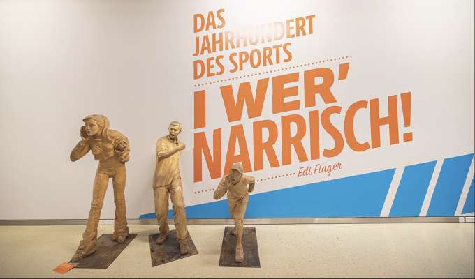 Trëi dla cater statues dl’Unika metudes ora tla mostra »I wer’ narrisch – Das Jahrhundert des Sports« a Sankt Pölten tl’Austria (Foto: Daniel Hinterramskogler)
