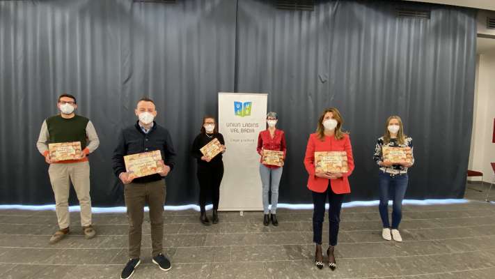 Michael Moling, René Pescoll, Marianna Kastlunger, Silvia Liotto, Marina Rubatscher y Iris Ciola (dmc) presentëia "Da gragn, oresson ester…contënc".
