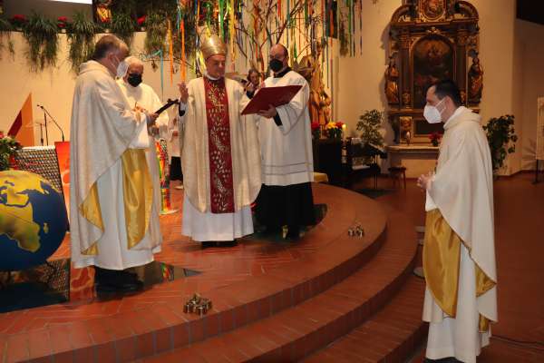 Al vëgn benedí la crusc miscionara por siur Stefano Trevisan. (© Pablo Palfrader/La Usc di Ladins)
