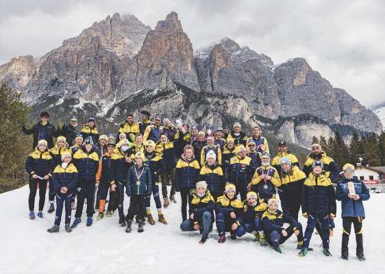 I atlec dl Schi Club Gherdëina, cun si trainadëures, à venciù la tlassifica a scuadres. Tlo sun la fotografia fata do la garejeda a San Ciascian (Fotografia: Werner Dejori).
