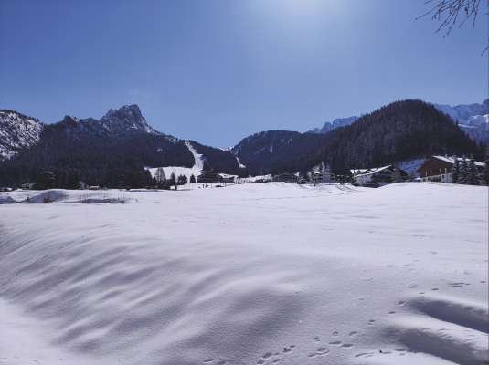 N bel panorama dal Nives su de viers de Dantercëpies te Sëlva.
