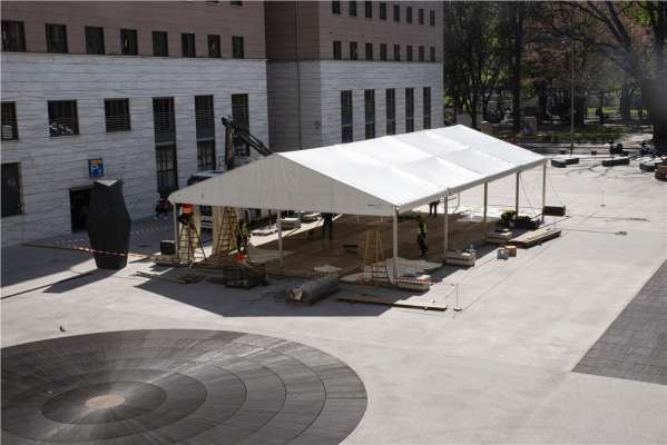 Inier él gnü metü sö la gran tenda por les proes anti-infeziuns-Covid te Plaza Magnago a Balsan. (foto: ofize stampa provinzial / Barbara Franzelin)
