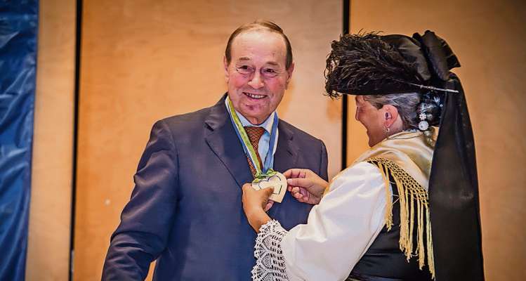 Carlo Willeit e Elsa Zardini Soriza, dute doi presidentes de ra Union Generela di Ladins dla Dolomites.
