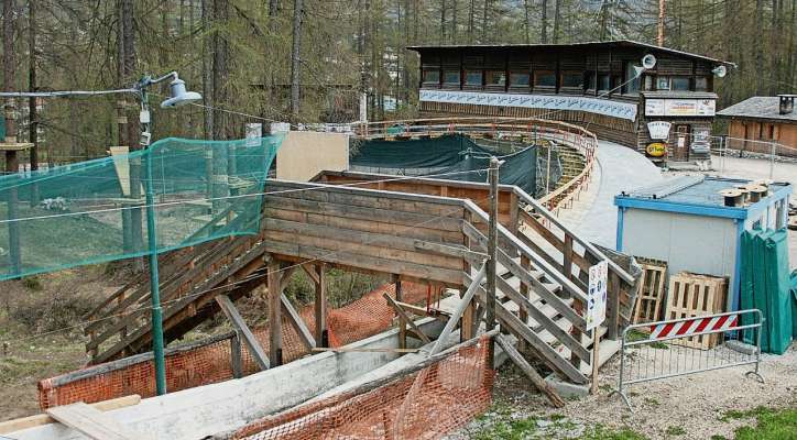 Del 2004 i à fato alcuante laore su ra pista da bob Eugenio Monti in Anpezo; i r’à sarada poco dapò, del 2008. Par ra Olimpiades d’inverno del 2026 i vó fei fora un gran projeto, da 85 milioi de euro.
