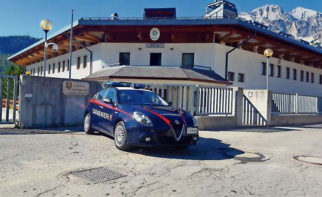 Ra caserma de Anpezo, agnó che ‘l é inze ra stazion del paes, aduna col comando de ra Conpagnia, con diesc stazios de ra parte outa de ra provinzia de Belun.
