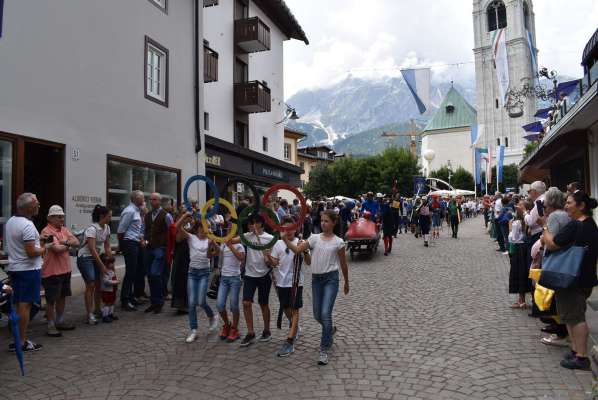 In Anpezo ‘l é un grun de asociazios de ogni sorte, che laora par ra comunità, par el sport, ra cultura, el sozial, el turismo.
