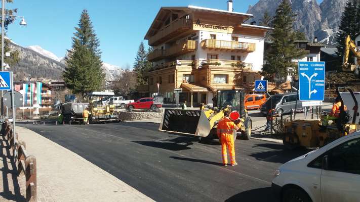 El crojà de Ciaśa Lorenzi, pede ra stazion, agnó che pasa i stradoi pi grei in Anpezo, ra statale 51 de Alemagna e el stradon 48 de ra Dolomites.
