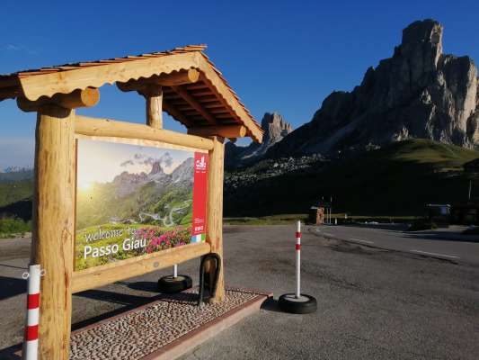 L jof de Giao l ven tratà massa da spes de d’istà come na pista de 
