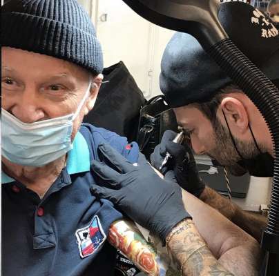 Alex Moroder tl lëur de ti fé l prim tatuaje a si pere Giorgio (foto: Instagram/giorgiomoroder).
