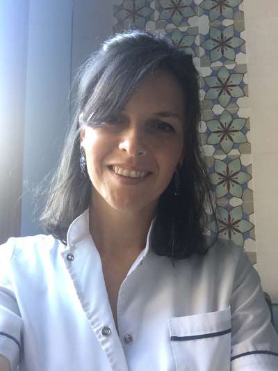Pamela Pitscheider, doturia de omeopatia, vir y laora dal 2007 incá tl'Argentina. 
