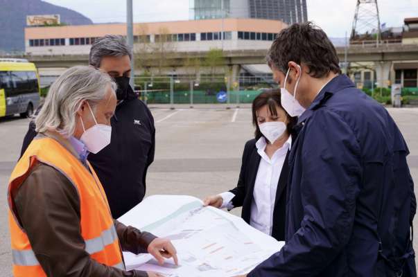 Surapost tla sënta operativa dla SASA: Ing. Giulio Cecchelin, Roberto Fattore (dirigënt dla manutenziun SASA), direturia dla SASA Petra Piffer y Assessur Daniel Alfreider (foto: LPA/Elisabeth Stampfer)
