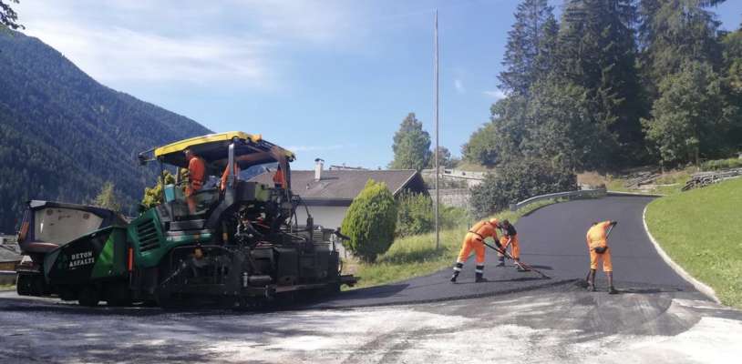 L’adoranza de asfalc morjí – sciöche preodü dala diretiva nöia – consint da arlungé de zirca n mëis la sajun dles asfaltaziuns por i func y mantí stradai. Foto: usp/roman clara
