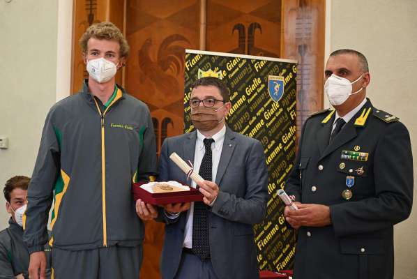 Alessandro Chiocchetti premià dal president de la PAT Maurizio Fugatti.
